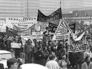 Transparentwald auf dem Alexanderplatz, 4. November 1989, u. a. "Freie Wahlen"