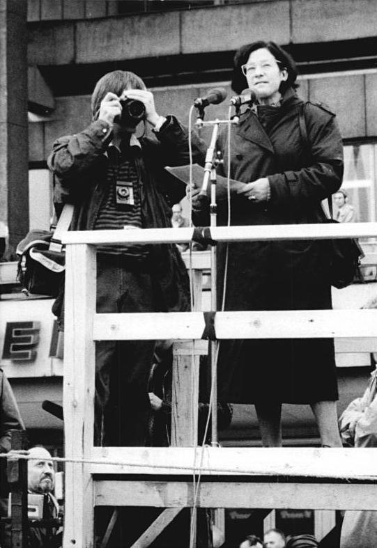 Schriftstellerin Christa Wolf spricht zur Menge auf dem Alexanderplatz, 4. November 1989