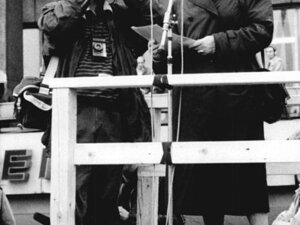 Schriftstellerin Christa Wolf spricht zur Menge auf dem Alexanderplatz, 4. November 1989