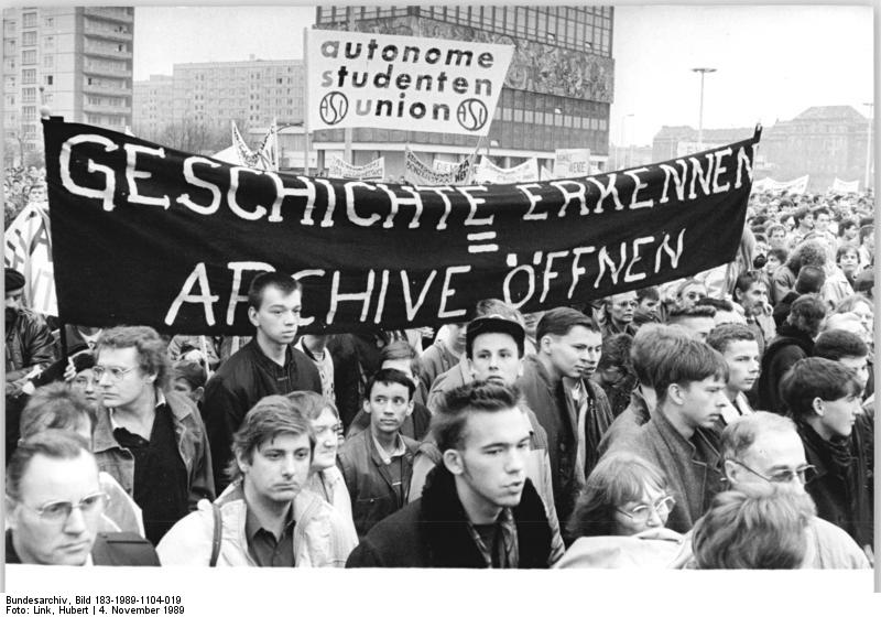 Menschenmenge auf der Demonstration am Alexanderplatz, 4. November 1989