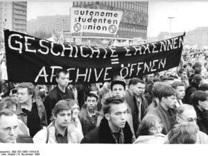 Menschenmenge auf der Demonstration am Alexanderplatz, 4. November 1989, Transparent "Geschichte erkennen = Archive oeffnen"