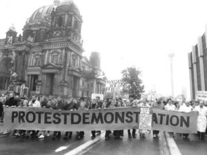 Demonstrationszug am Berliner Dom und Fernsehturm vorbei, Transparent "PROTESTDEMONSTRATION", 4. November 1989