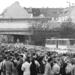 Menschenmassen warten auf die Weiterreise nach West-Berlin, einen Tag nach dem Mauerfall