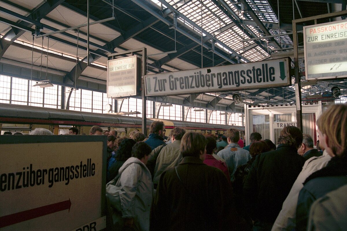 Bahnsteig B: S-Bahn in den Westen