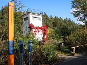 Eingang mit Gedenkstele und Fotos am ehemaligen Grenzwachturm Bergfelde