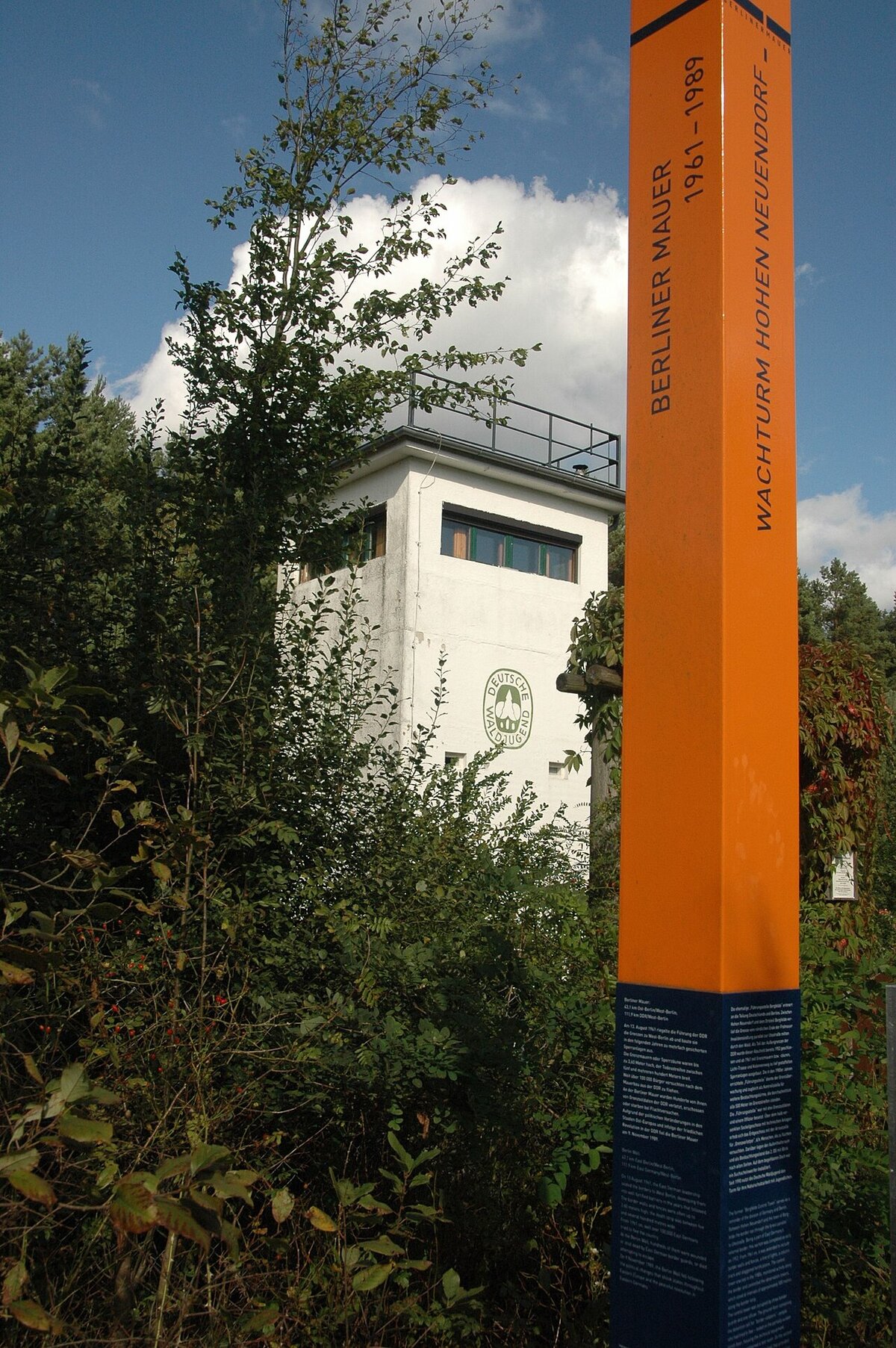 Gedenkstele an die Berliner Mauer und Grenzwachturm