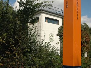 Gedenkstele zur Berliner Mauer und Grenzwachturm in Bergfelde