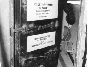 La porta d'acciaio della sala amplificatori, costruita per anni di servizio e non per un colpo di mano