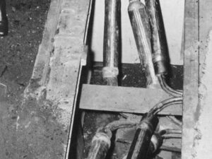 El punto de escucha al descubierto sobre los cables telefónicos soviéticos bajo la Schönefelder Chaussee, abril de 1956