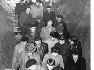 Berlineses del Este en la excavación después de que los soviéticos abrieran el túnel al público, 3 de mayo de 1956