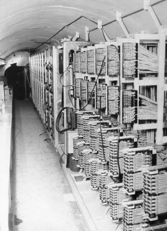 Der fertige Tunnel, mit Stahlsegmenten ausgekleidet und voller Verst&auml;rkertechnik