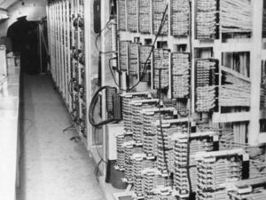 Interior del túnel de espionaje de Berlín, con los equipos amplificadores, fotografiado tras su descubrimiento en abril de 1956
