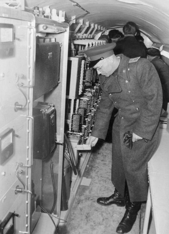 Ein sowjetischer Offizier im Tunnel nach der Entdeckung am 22. April 1956