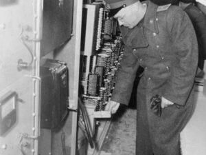 Un ufficiale sovietico nel tunnel dopo la scoperta del 22 aprile 1956