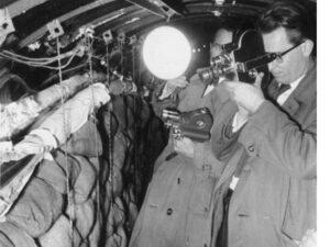 Corrispondenti occidentali nel tunnel dopo che i sovietici lo aprirono ai visitatori