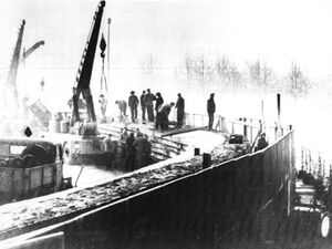 Operai della Germania Est sotto sorveglianza mentre costruiscono il Muro di Berlino nell'agosto 1961