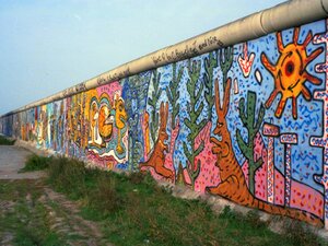 Un tratto del Muro di Berlino dipinto con figure cartoon dai colori vivaci da Thierry Noir e Christophe Bouchet nell'ottobre del 1985