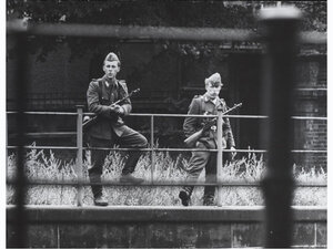 Guardie di confine armate della Germania Est al confine appena chiuso, 13 agosto 1961