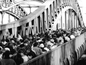 Bornholmer Straße nach dem Mauerfall, 1989