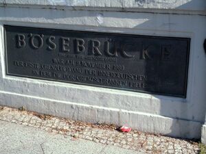 Die Gedenktafel an der Bösebrücke erinnert an den ersten Grenzübergang, der beim Mauerfall geöffnet wurde