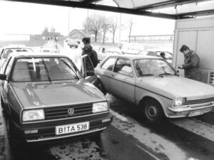 Autos überqueren den Grenzübergang Bornholmer Straße im Jahr 1990