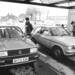Autos überqueren den Grenzübergang Bornholmer Straße im Jahr 1990