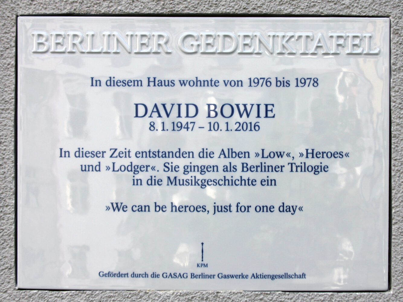 The David Bowie memorial plaque at Hauptstra&szlig;e 155 in Berlin-Sch&ouml;neberg