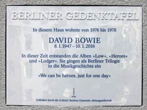 La targa commemorativa di David Bowie in Hauptstraße 155 a Berlin-Schöneberg