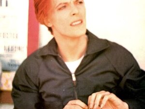 David Bowie nei panni del Thin White Duke nel 1976