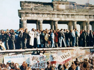 West- und Ost-Berliner am Brandenburger Tor, 1989
