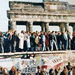 West- und Ost-Berliner am Brandenburger Tor, 1989