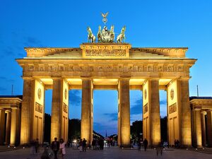Brandenburger Tor bei Nacht beleuchtet - einst von der Berliner Mauer geteilt