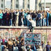 Menschen auf der Berliner Mauer nahe dem Brandenburger Tor, 9. November 1989