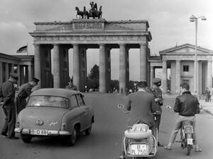 Bau der Berliner Mauer am Brandenburger Tor, 1961