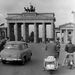 Bau der Berliner Mauer am Brandenburger Tor, 1961