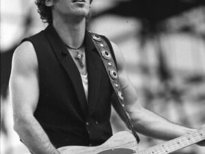Bruce Springsteen si esibisce con una chitarra Telecaster alla Radrennbahn Weissensee a Berlino Est nel luglio 1988
