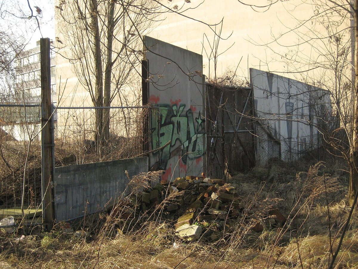 Reste der Hinterlandmauer an der Chausseestraße 2008