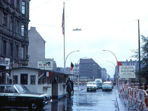 Checkpoint Charlie im Jahr 1963, von der US-Seite aus