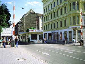 Alliierter Checkpoint, gesehen vom DDR-Checkpoint aus, 1986
