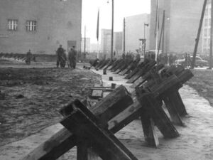 Errichtung der Berliner Mauer am Checkpoint Charlie, Friedrichstraße