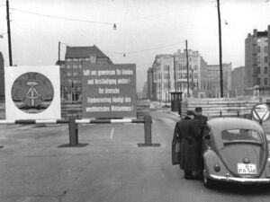 DDR-Grenzsoldat bei der Dokumentenkontrolle