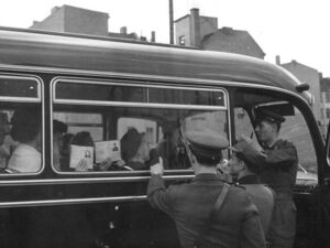DDR-Grenzsoldaten kontrollieren die Genehmigungen von Busreisenden, 1961