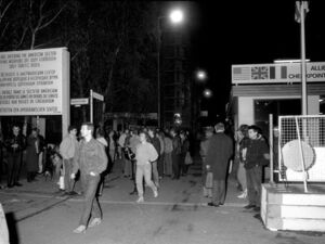 Berliner passieren den Checkpoint Charlie frei in der Nacht des Mauerfalls