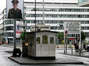 Nachbildung des Wachhäuschens am Checkpoint Charlie, Friedrichstraße, Berlin