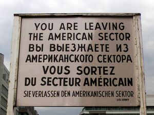 Nachbildung des weltbekannten Schilds "You are leaving the American sector" am Checkpoint Charlie, Berlin