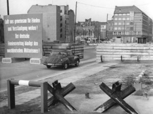 Blick auf den Grenzübergang Checkpoint Charlie, Friedrichstraße, 1961