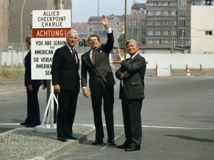 US-Präsident Ronald Reagan besucht den Checkpoint Charlie, 11. Juni 1982