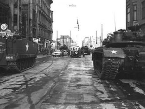 US-amerikanische und sowjetische Panzer stehen sich am Checkpoint Charlie gegenüber