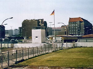 Blick auf die sowjetische Zone vom Beobachtungsposten am Checkpoint Charlie, 1982