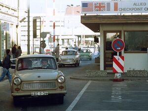 Fahrzeuge passieren den Checkpoint Charlie nach dem Mauerfall 1989